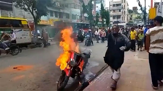 পুলিশের হয়রানি: নিজের মোটরসাইকেলে আগুন দিলেন ক্ষুব্ধ চালক