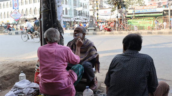 তাড়াশ উপজেলায় ঐতিহ্যবাহী নওগাঁর হাট নর সুন্দররা আজও ধরে রেখেছেন তাদের বাপ-দাদার পেশা