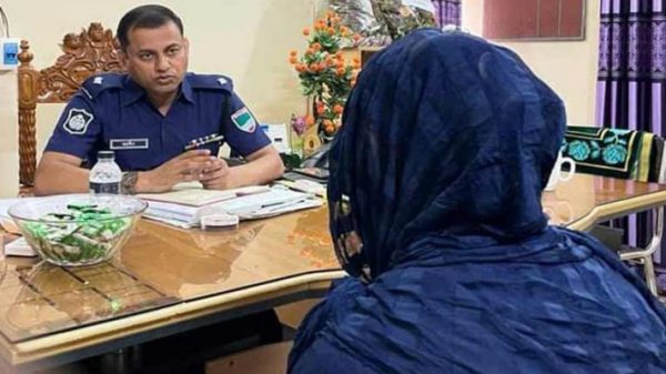 নিজের বাল্যবিয়ে বন্ধ করতে থানায় স্কুলছাত্রী