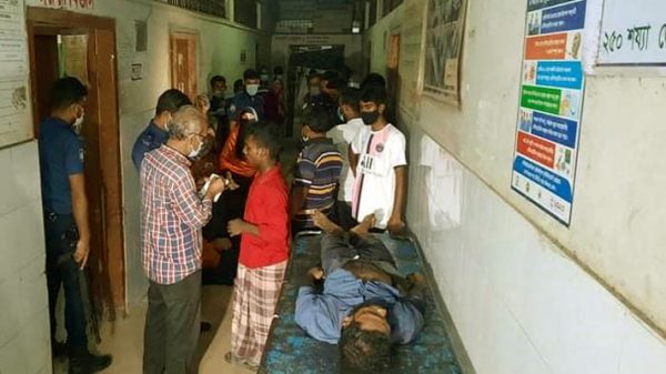 চলন্ত ট্রেনে ছিনতাই, ছুরিকাঘাত ২ জনের মৃত্যু