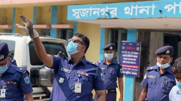 পাবনায় ২শ’ পাখি অবমুক্ত করলো পুলিশ