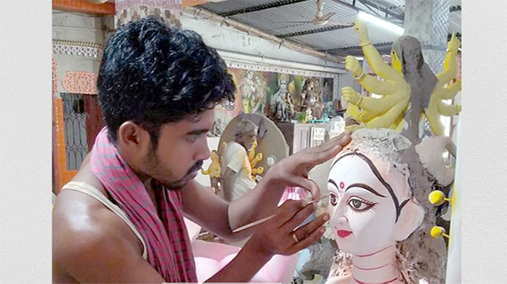 মুসলিম আকাশ গড়ছেন প্রতিমা, ব্যস্ত শেষ আঁচরে