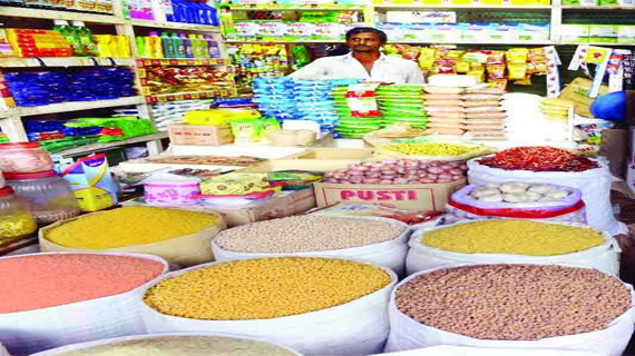 নিত্য প্রয়োজনীয় পণ্যের উচ্চ মূল্য, সংসার চালাতে হিমশিম খাচ্ছেন মানুষ