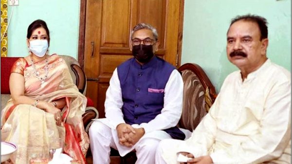 পূজায় গয়েশ্বরের বাড়িতে নসরুল হামিদ