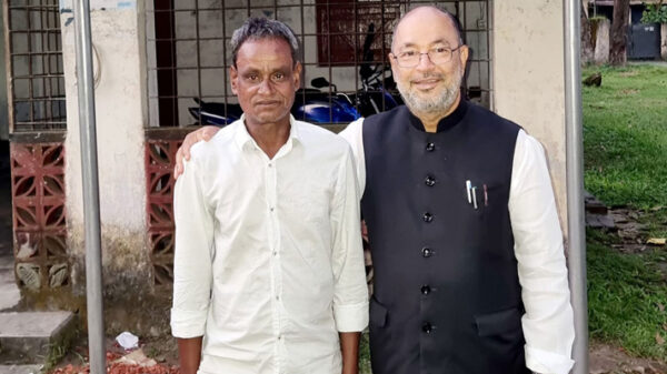 শৈশবের বন্ধু পরিচ্ছন্নতাকর্মী, বুকে টেনে নিলেন মন্ত্রী