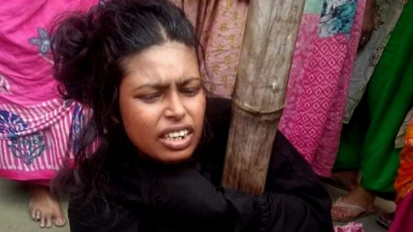 প্রতিমায় অগ্নিসংযোগ, হাতেনাতে নারী আটক