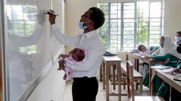 ছাত্রীর সন্তানকে কোলে নিয়েই ক্লাস নিলেন শিক্ষক!