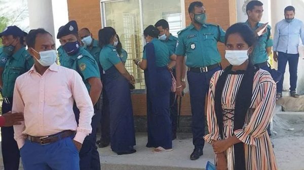 ঢাবির ভর্তি পরীক্ষার প্রবেশপত্র ছিঁড়ে কেন্দ্র ছাড়লেন তিথি