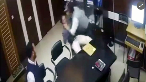 সহকারী প্রকৌশলীকে মেঝেতে ফেলে বুকে চেপে বসলেন প্রকৌশলী