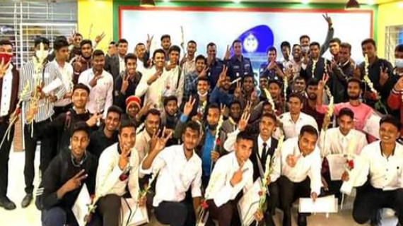 ব্যাংক ড্রাফটের ১শ’ টাকায় পুলিশ হলেন পাবনার ৫৩ তরুণ- তরুণী