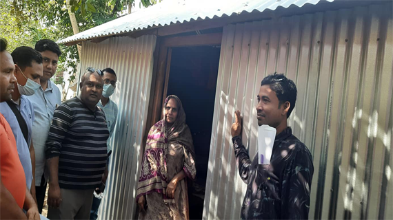 ভাঙ্গুড়ায় অসহায় বৃদ্ধাকে ঘর নির্মাণ করে দিলেন মেয়র রাসেল