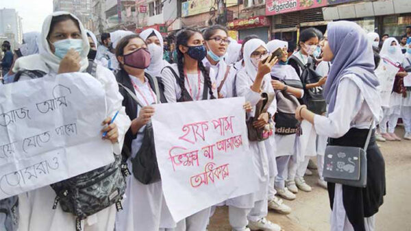 হাফ ভাড়া দেওয়ায় ধর্ষণের হুম‌কি : শিক্ষার্থীদের ২৪ ঘণ্টার আলটিমেটাম