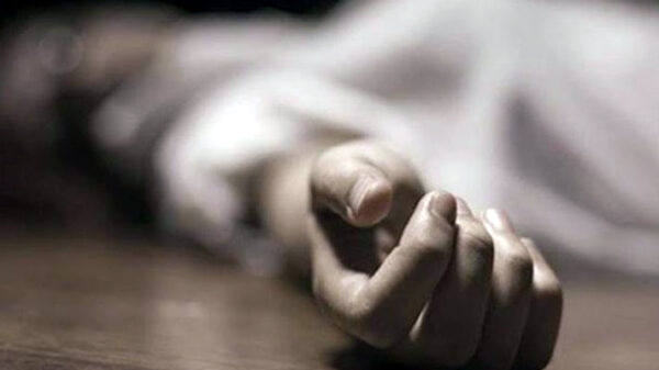 ঘরের মেঝেতে দু’দিন পড়ে মায়ের লাশ, টের পাননি ছেলে