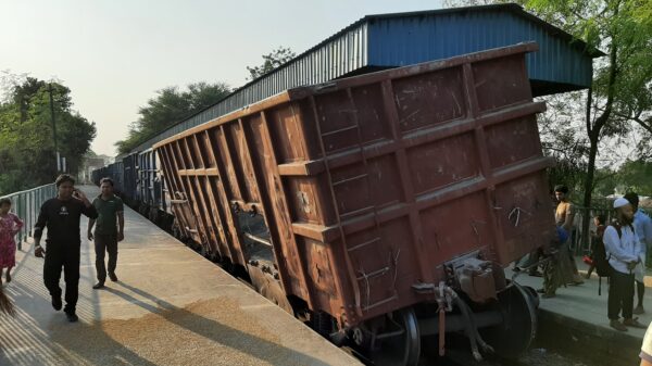 ভাঙ্গুড়ায় মালবাহী ট্রেন লাইনচ্যূত, ঢাকার সাথে উত্তর ও দক্ষিণ বঙ্গের ট্রেন চলাচল বন্ধ