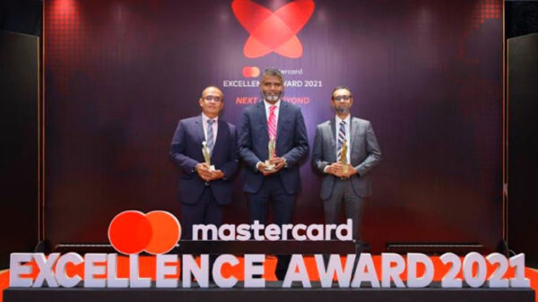 মাস্টারকার্ড এক্সিলেন্স অ্যাওয়ার্ড ২০২১-এ তিনটি অ্যাওয়ার্ড বিজয়ী স্ট্যান্ডার্ড চার্টার্ড ব্যাংক