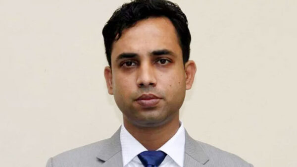 লঞ্চ থেকে লাফিয়ে পড়ে প্রাণে বাঁচলেন ইউএনও