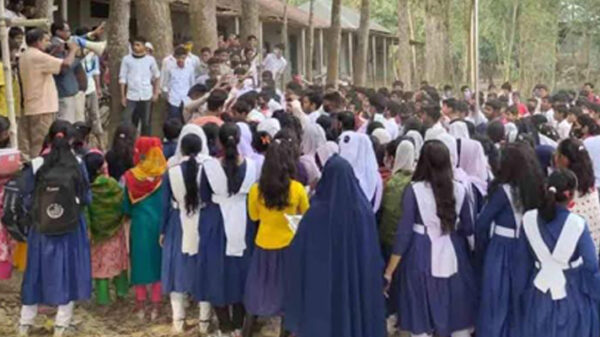 নিম্নমানের শিক্ষা উপকরণ দেওয়ায় ইউপি চেয়ারম্যান অবরুদ্ধ, নৈশপ্রহরী আটক